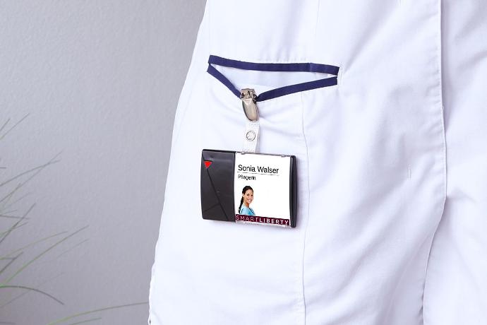 SmartLiberty Personalbadge von vorne mit rotem LED-Licht