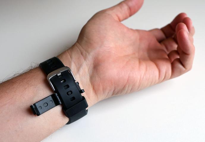 Handgelenk mit Bewohnerbadge und offenem Abrissschutz